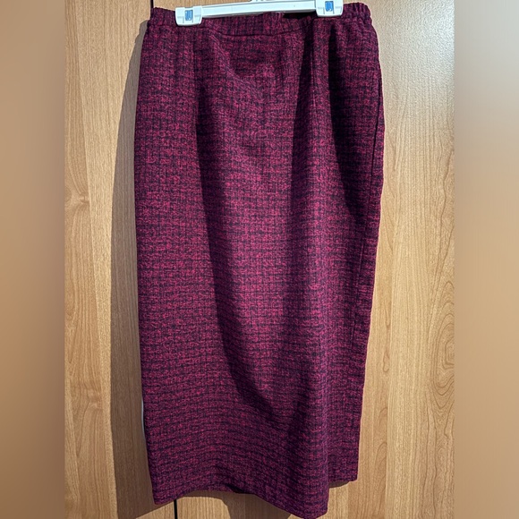 Black and red women’s medium skirt suit - Picture 3 of 3